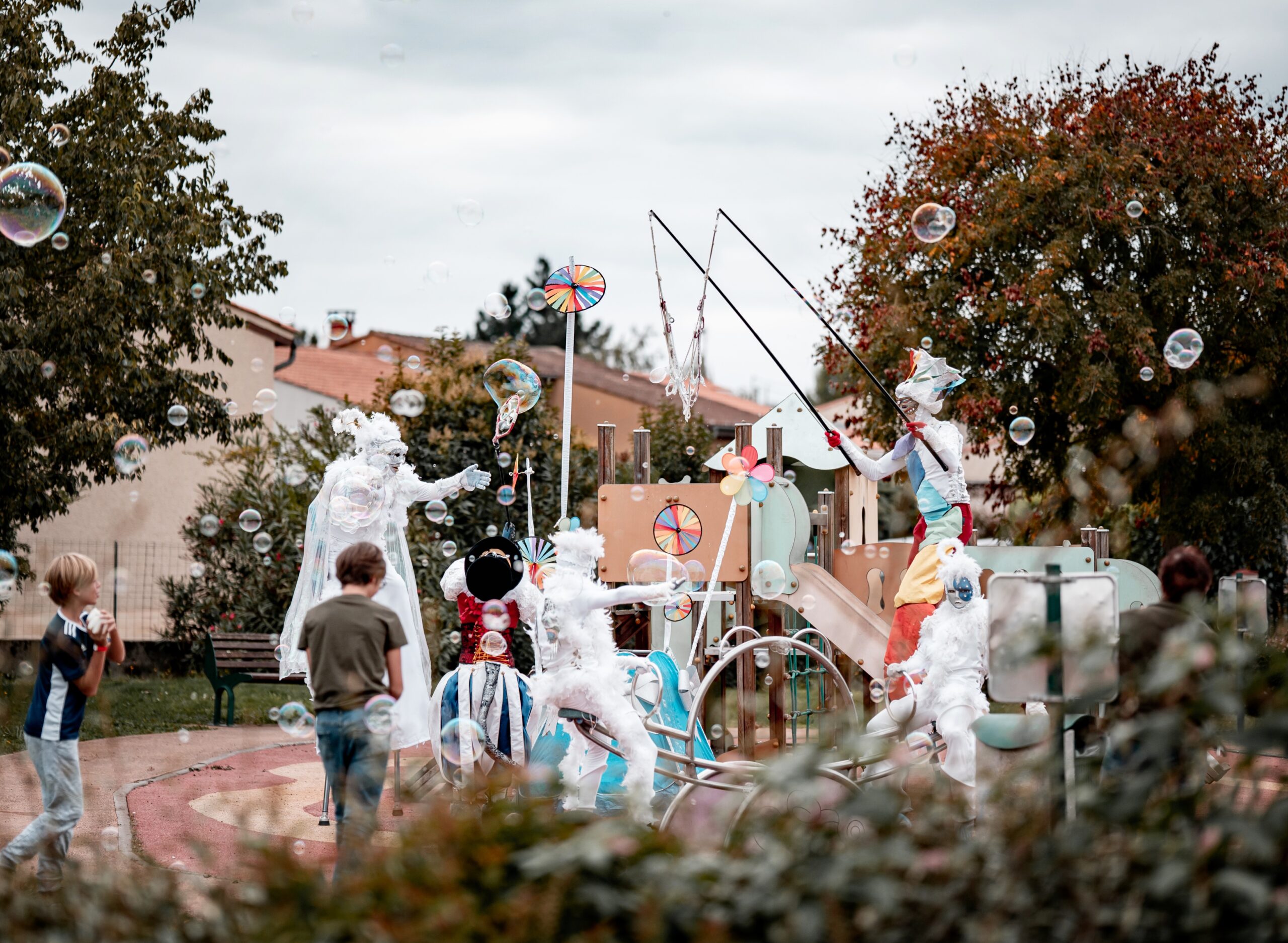 Déambulation artistique avec bulles géantes pour animation de mariage