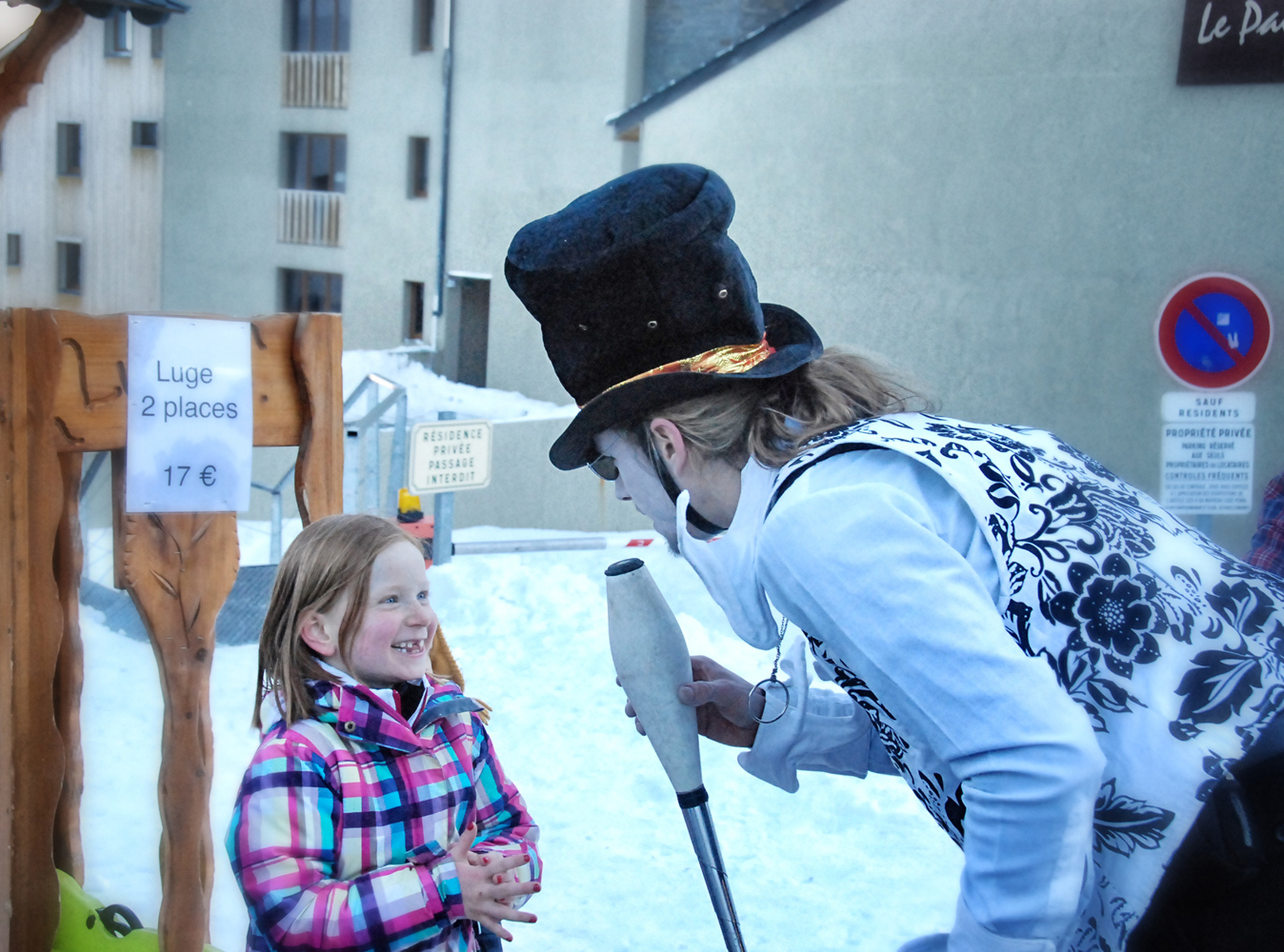 Échassier lumineux interagissant avec un enfant dans une galerie marchande -animation centre commercial